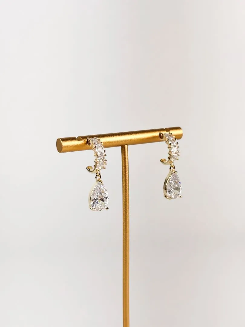 Brinco com Pingente Gota em Zircônias Folheado a Ouro 18k