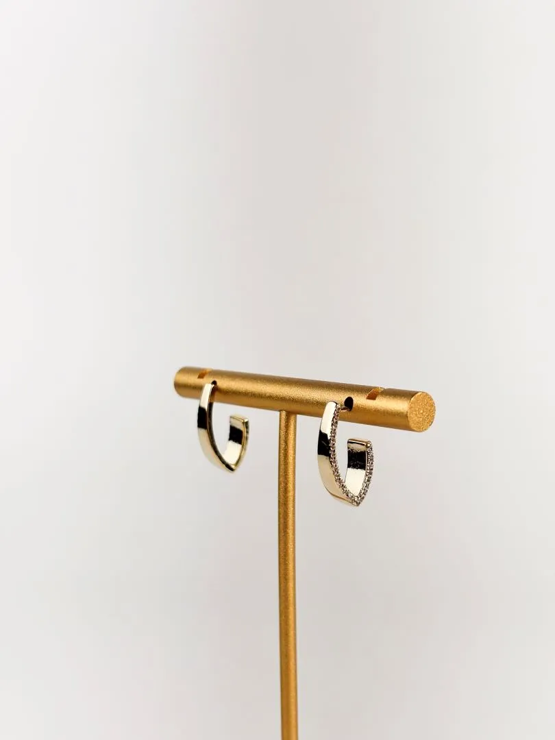 Brinco em Zircônias Lateral Folheado a Ouro 18k