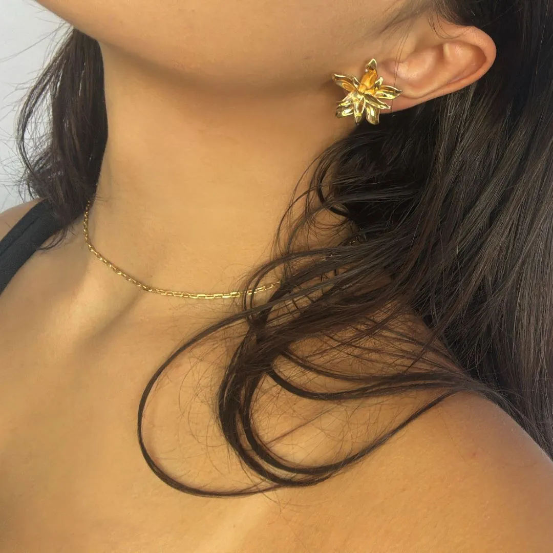 Brinco Flor de Lótus  Folheado a Ouro 18k