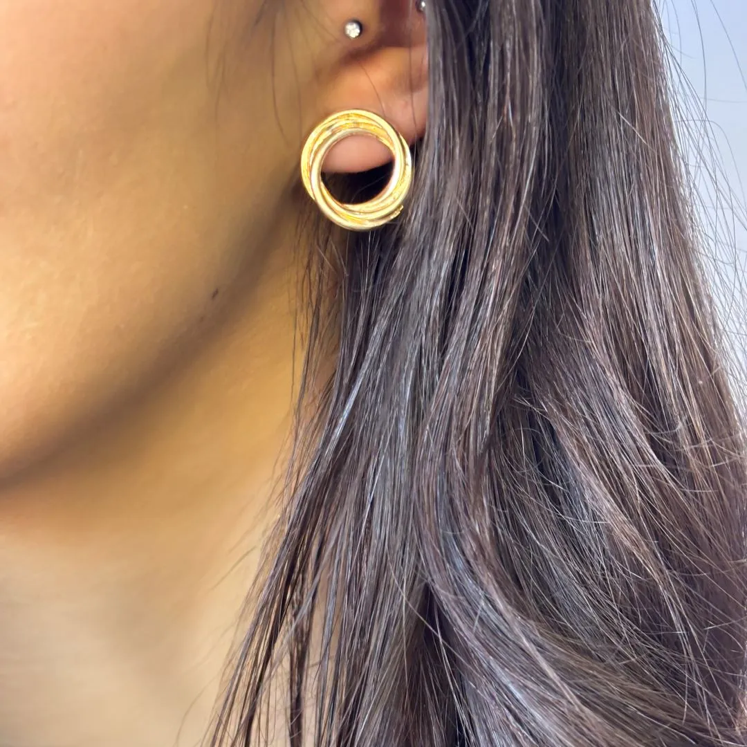 Brinco com Design Dois Círculos Entrelaçados Folheado a Ouro 18k