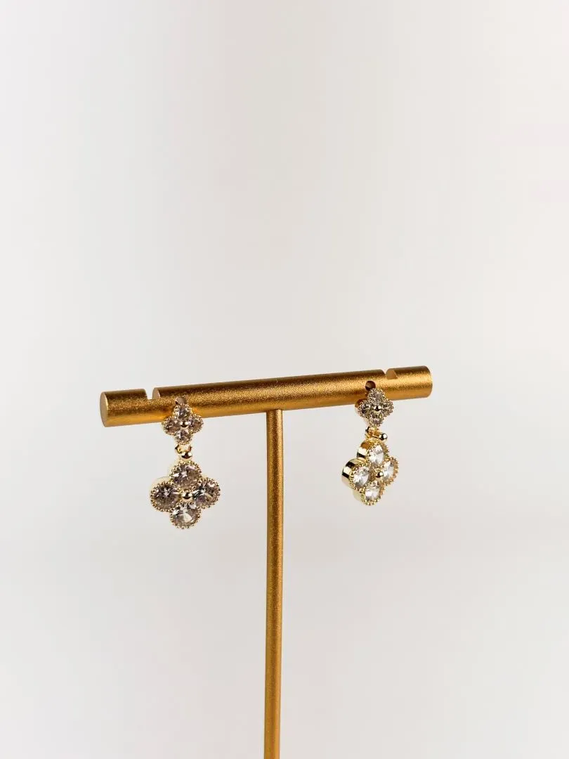 Brinco com Pingente Trevo Quatro Folhas Zircônia Folheado a Ouro 18k
