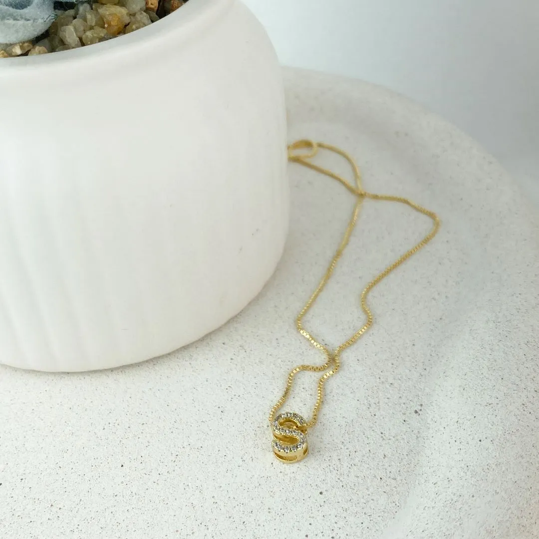 Colar Veneziana com Pingente de Letra S Cravejada de Zircônias Folheado a Ouro 18k