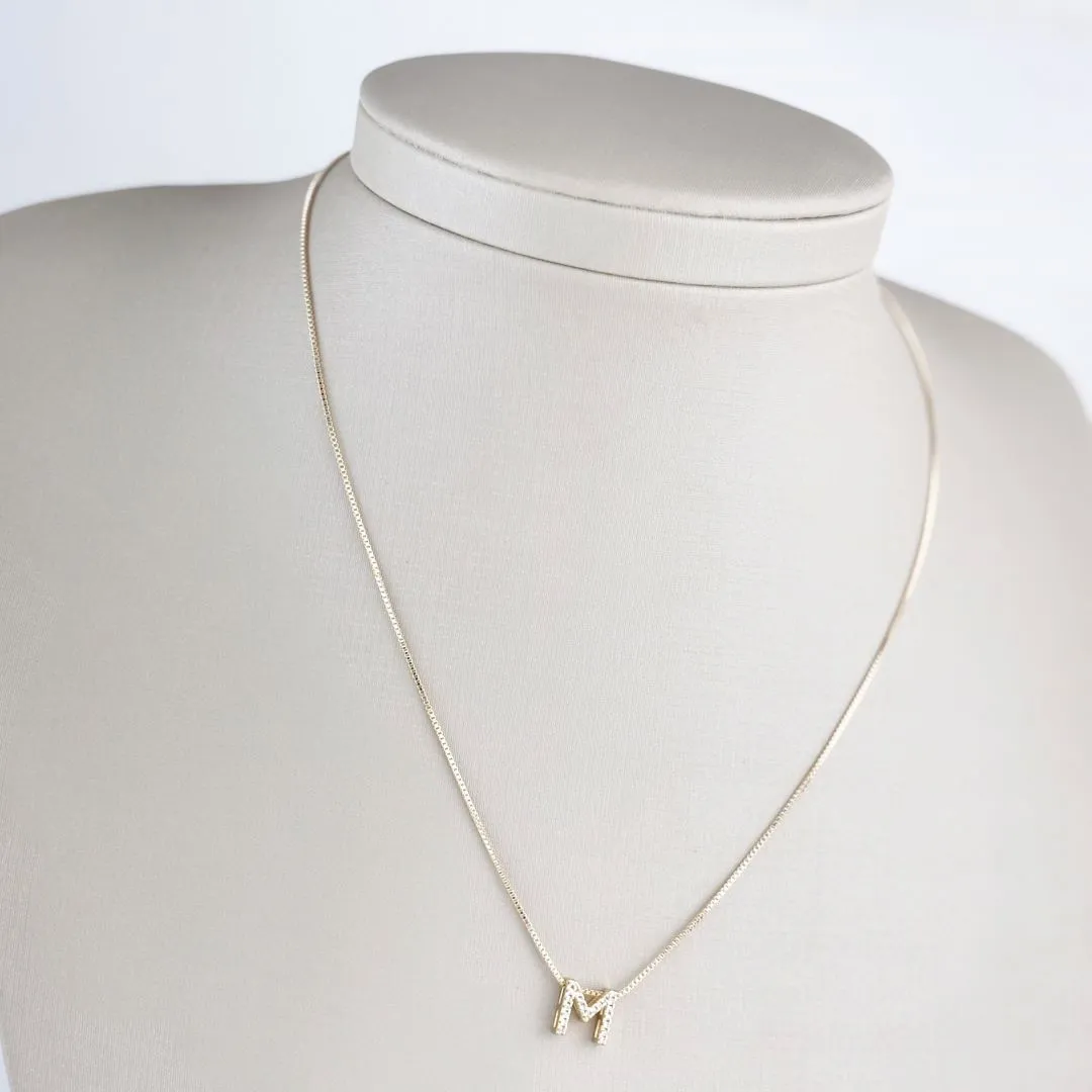 Colar Veneziana com Pingente de Letra M Cravejada de Zircônias Folheado a Ouro 18k