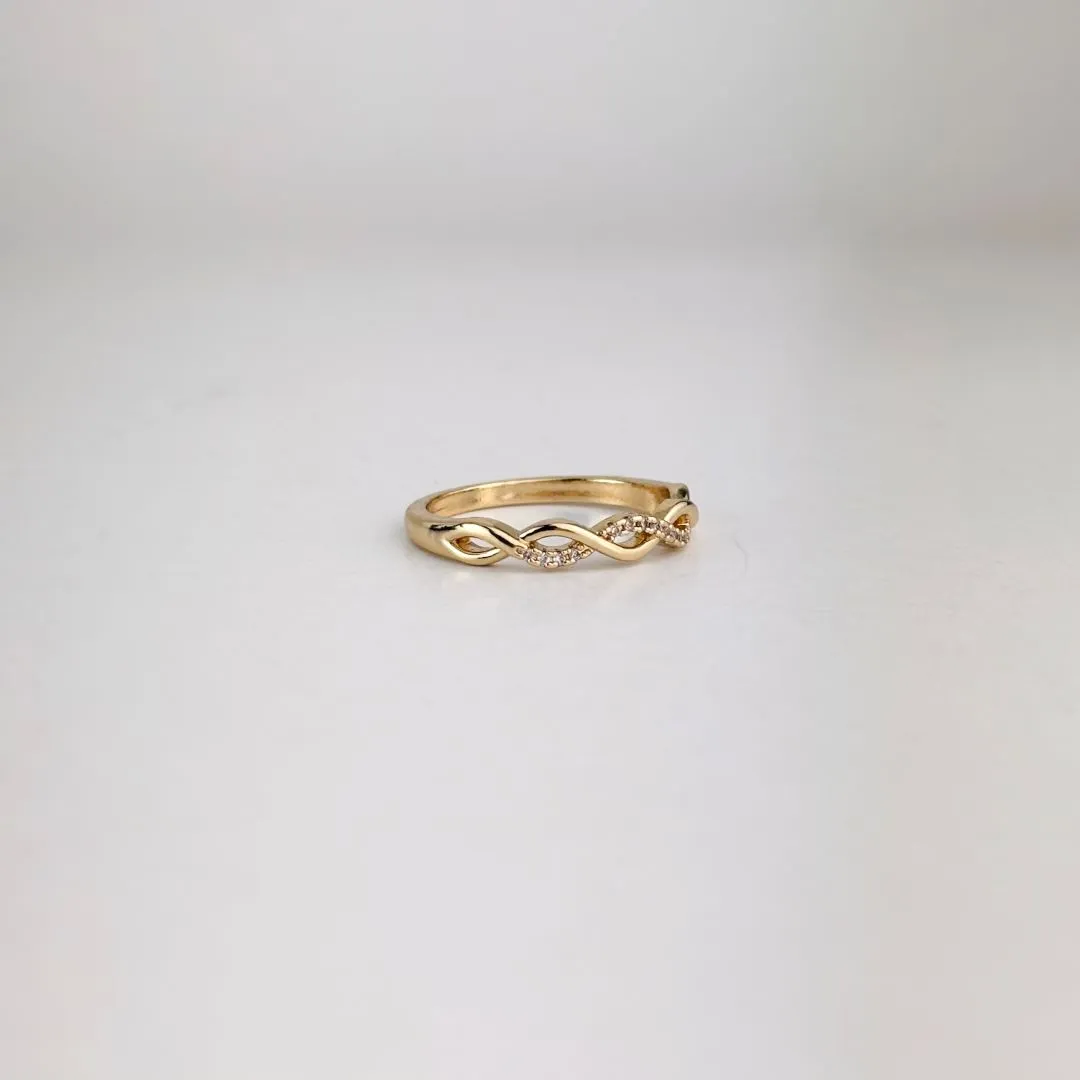 Anel Entrelaçado Cravejado em Zircônias Folheado a Ouro 18k