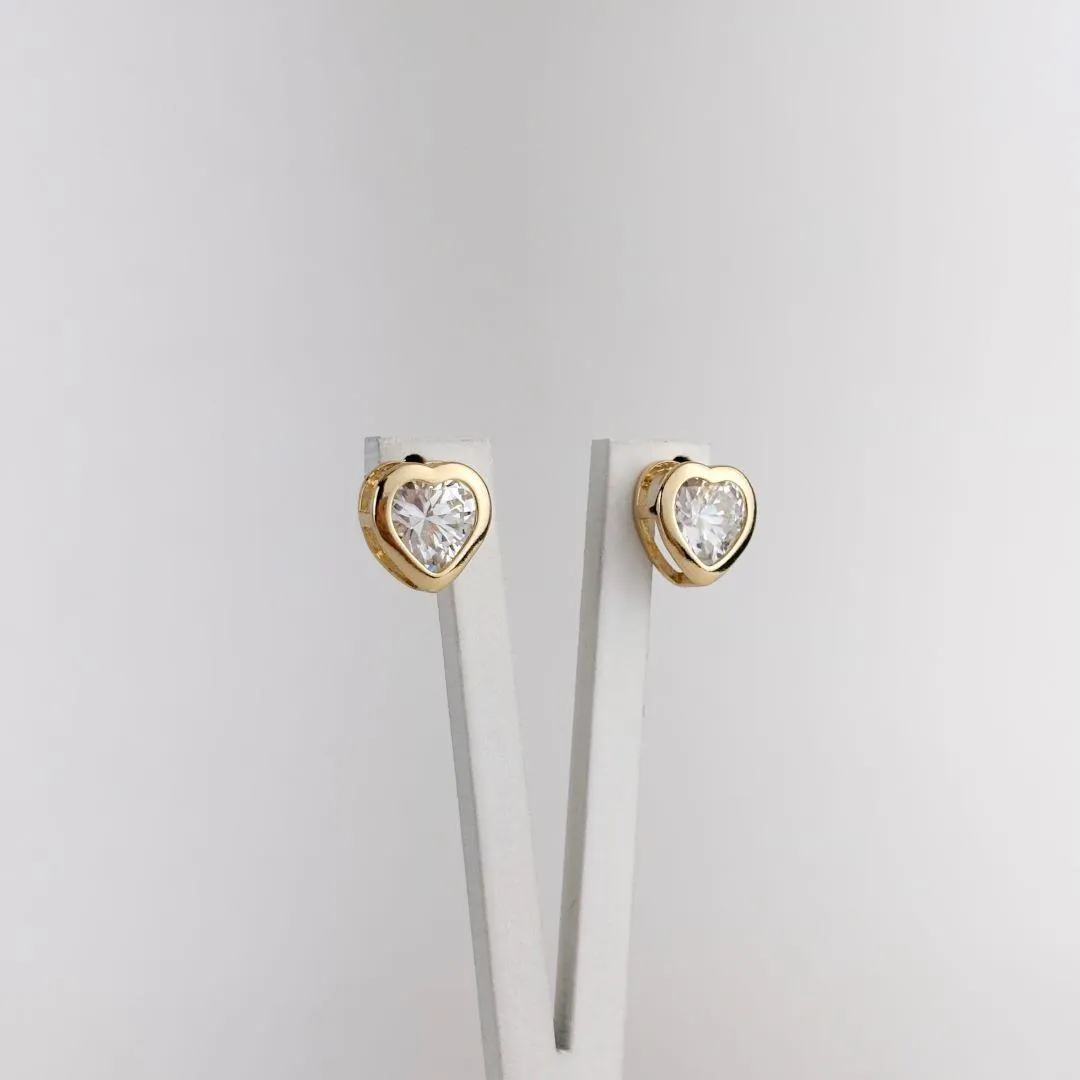 Brinco Coração Ponto de Luz Cravejado em Zircônias Folheado a Ouro 18k