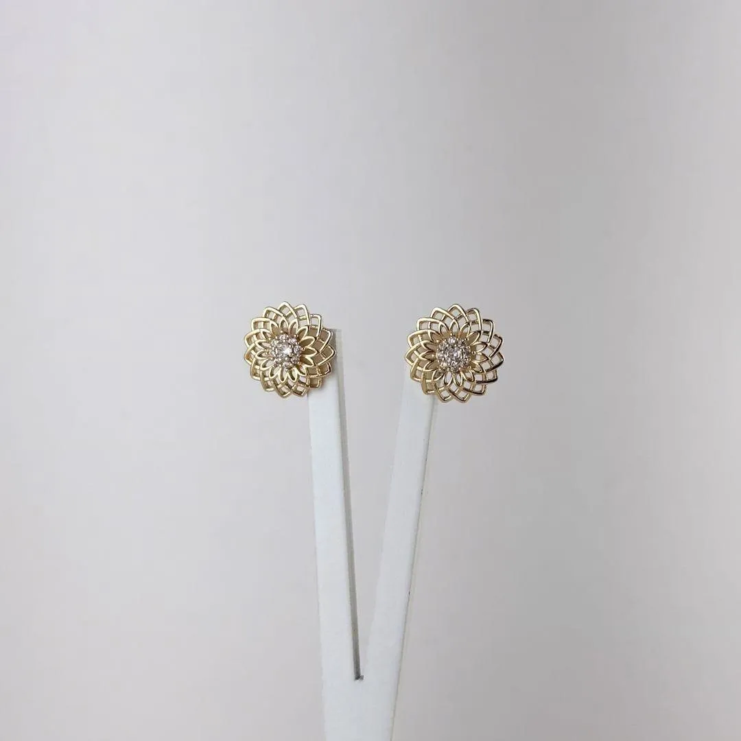 Brinco Lótus Cravejado em Zircônias Folheado a Ouro 18k