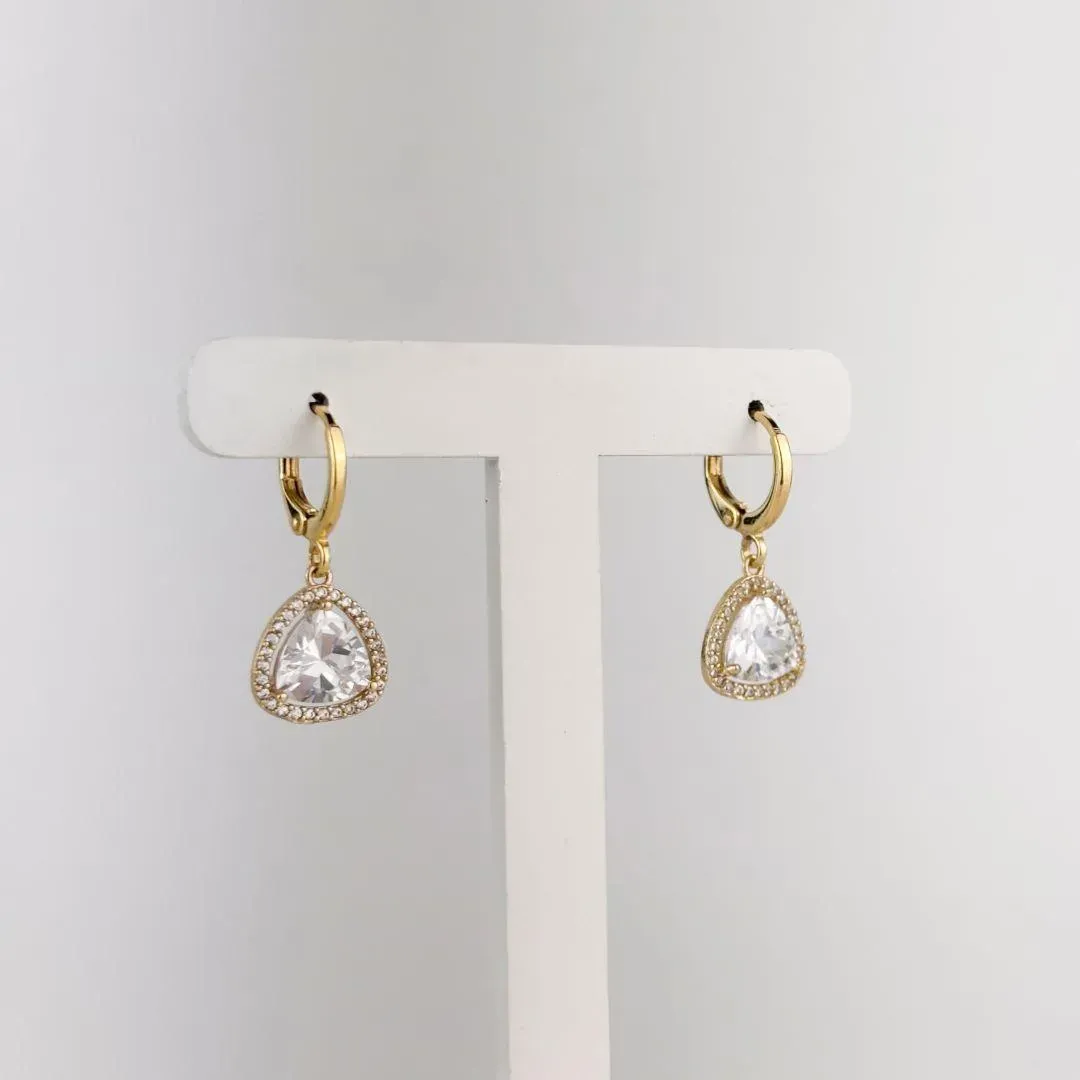 Brinco Ponto de Luz Triângulo Cravejado em Zircônias Folheado a Ouro 18k