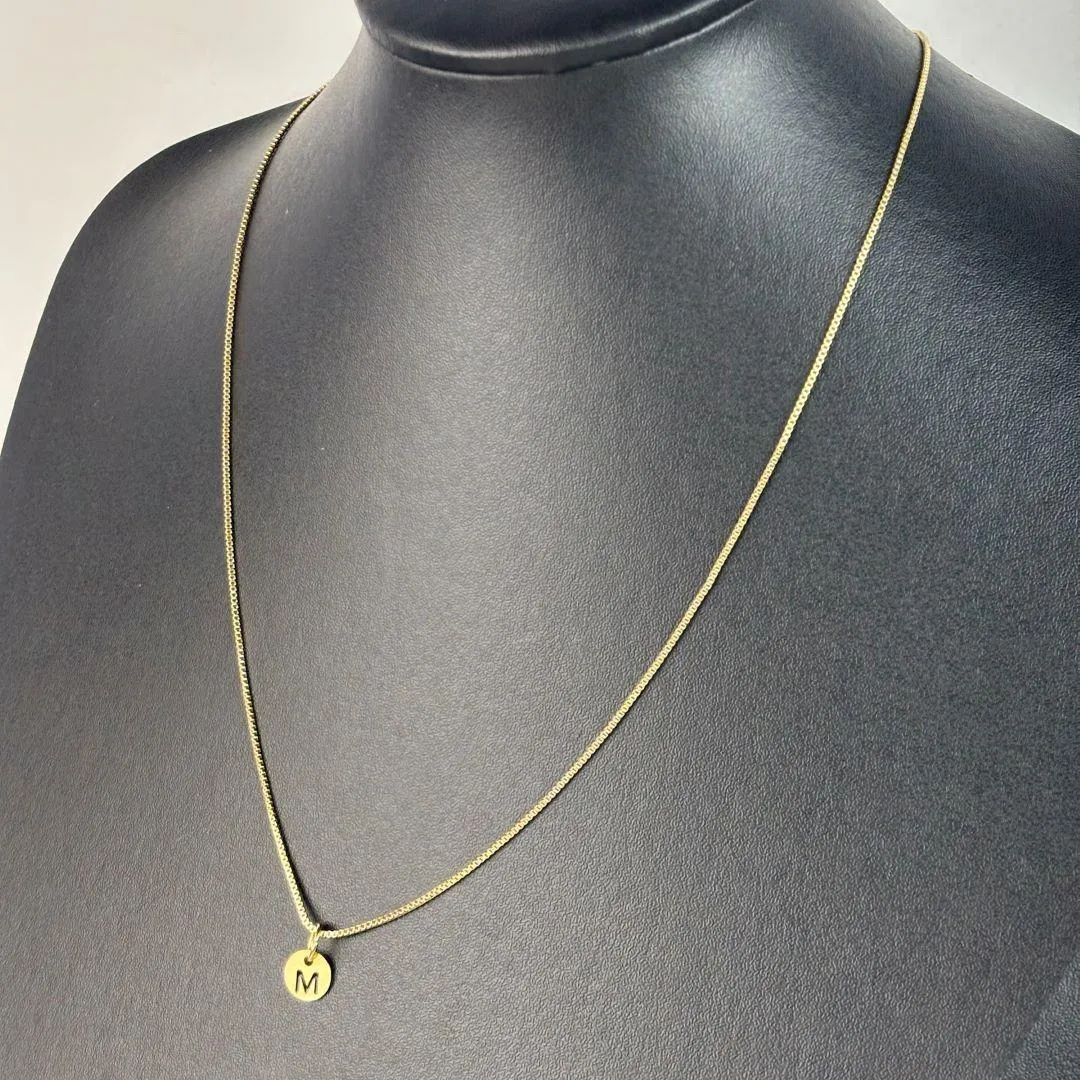 Colar Traço de Sol Letra M Folheado a Ouro 18k